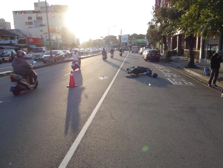 陳男機車倒在慢車道上。民眾提供