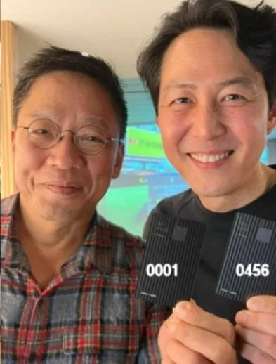 現代信用卡老闆丁太暎親自發給李政宰（右）VVIP黑卡。翻攝丁太暎IG