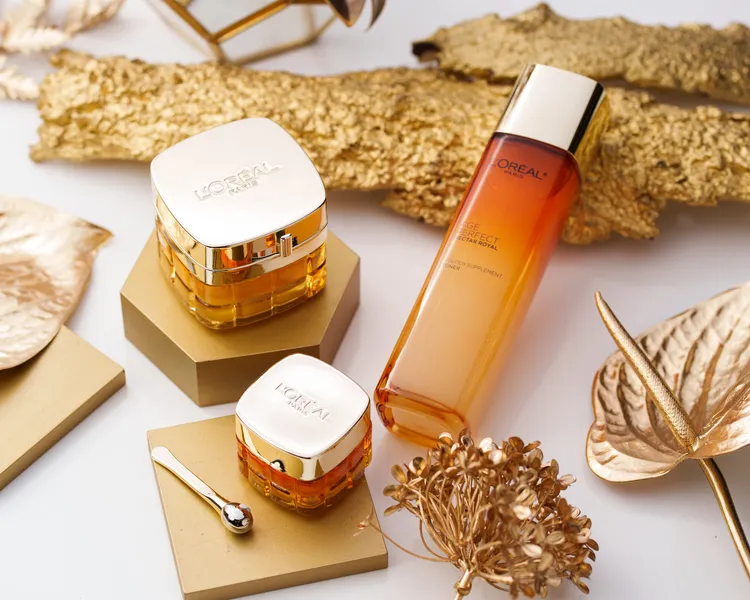 巴黎萊雅推出金致臻顏花蜜奢養系列，當中添加珍稀的麥蘆卡花蜜萃取。品牌提供