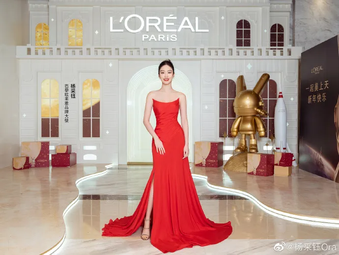 楊采鈺是巴黎萊雅在中國的代言人之一，她因神似女星劉亦菲，而有「小劉亦菲」稱號。翻攝楊采鈺微博