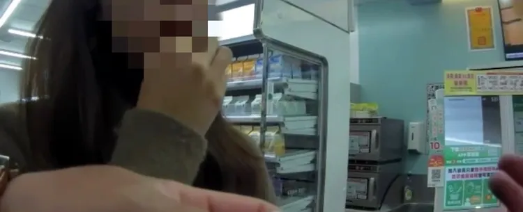 女大生在超商裡嚇得發抖與落淚。讀者提供