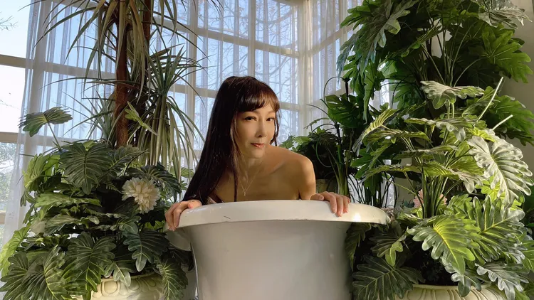 她自爆自己上一個小鮮肉男友，長的像韓星李敏鎬。引自胡文英粉絲團