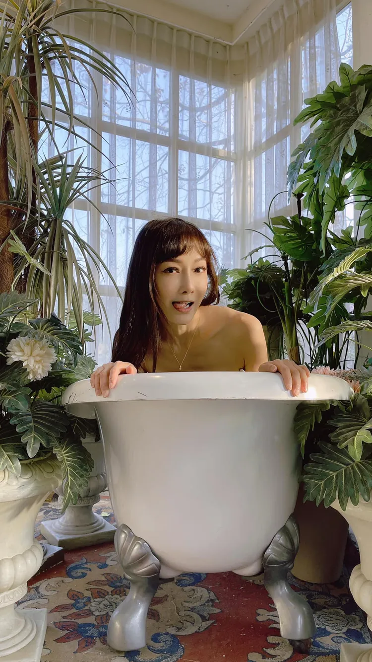 胡文英放送自己裸身泡浴缸的照片，問酸民敢不敢來比一比顏值身材。引自胡文英粉絲團