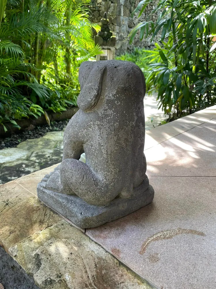 她說每次看到小狗雕像呆萌的樣子，就覺得很溫暖、安心。引自郎祖筠臉書