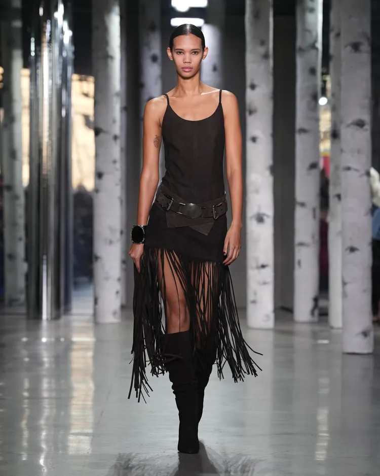 MICHAEL KORS以「都會波西米亞」為題的2023秋冬系列，回顧了1970年代對設計師本人有著巨大影響的人事物。品牌提供