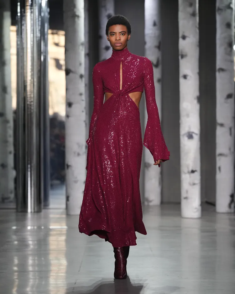 融入開衩及挖洞設計的窄身針織，搭配隨步履間恣意搖擺的流蘇和荷葉邊設計，創造出不經意的性感風韻。品牌提供