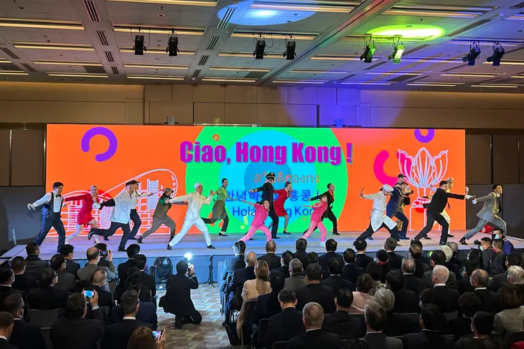 舞者在宣傳香港的記者會上表演。路透社