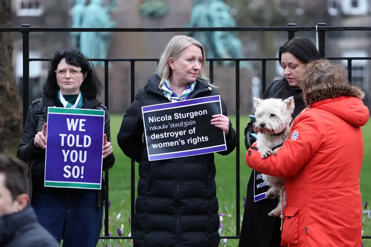 施特金宣布辭職後，民眾拿標語在她官邸「布特大樓」前嗆聲。路透社