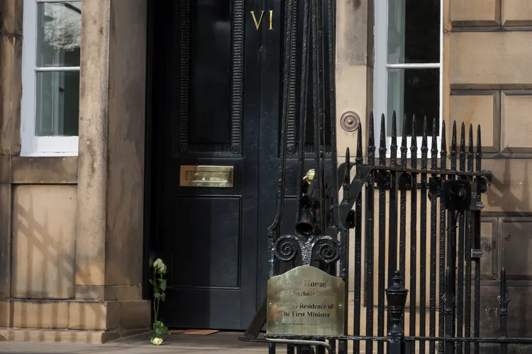 施特金官邸「布特大樓」門前有人放置鮮花、卡片。路透社