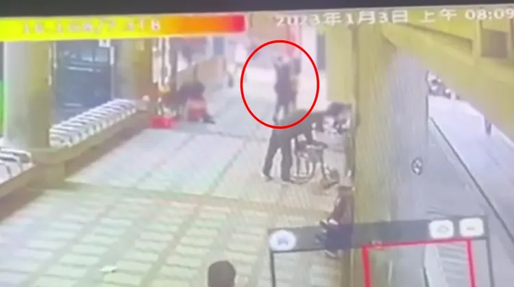 陳男揮拳攻擊警察。翻攝畫面