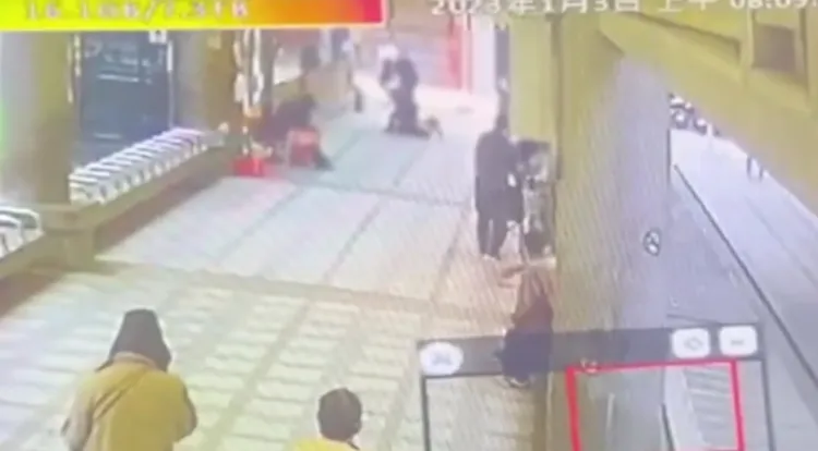 陳男遭警壓制。翻攝畫面