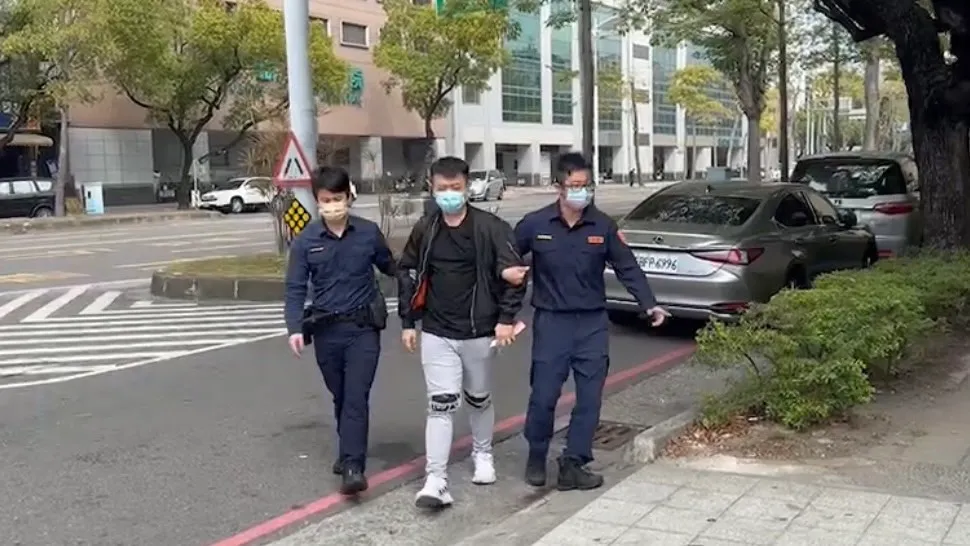 警方逮捕围殴舞厅泊车领班的谢姓嫌犯。读者提供