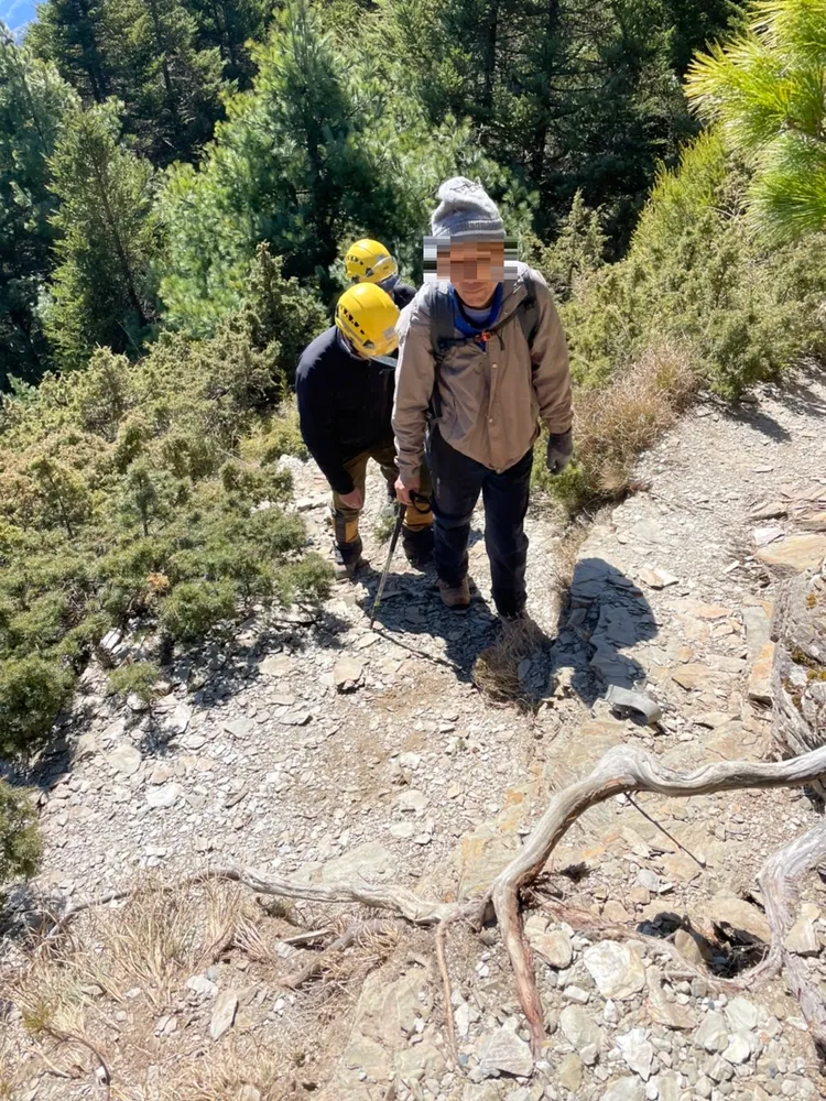 搜救人員發現失聯紀姓登山客，由直升機吊掛載送福壽山停機坪降落。台中市消防局提供