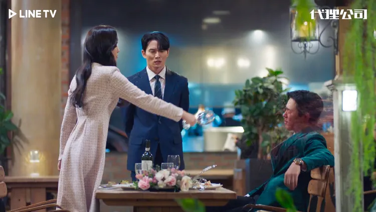 孫娜恩在《代理公司》霸氣保護男友，氣到回潑對方紅酒。LINE TV提供