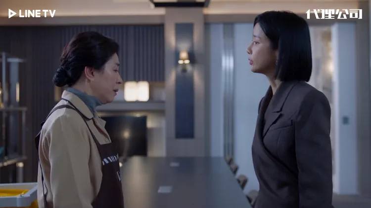 李寶英（右）與金美京在《代理公司》相隔35年母女重逢。LINE TV提供