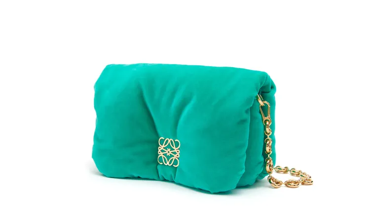 Goya Puffer藍綠色天鵝絨肩背鍊帶包，未定價。品牌提供