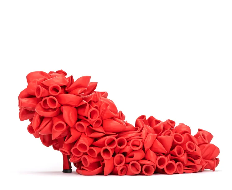 火鶴花朵造型剛跟鞋，未定價。品牌提供