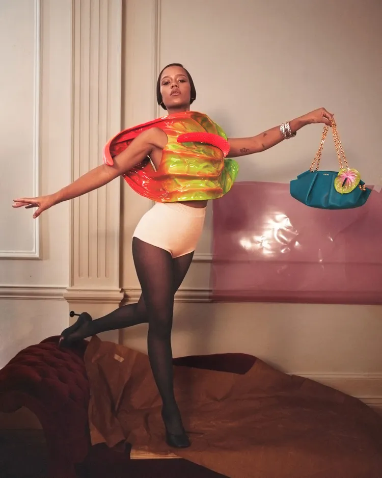 泰勒羅素以身體語言傳達LOEWE 2023春夏女裝系列火鶴花形貌服裝，充滿超現實視覺效果。品牌提供