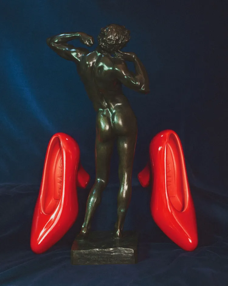 LOEWE 2023春夏系列火鶴花蕊造型高跟鞋，未定價。品牌提供