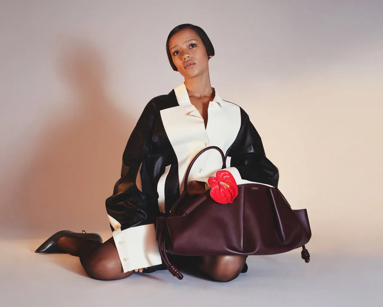 LOEWE 2023春夏女裝系列廣告形象。品牌提供