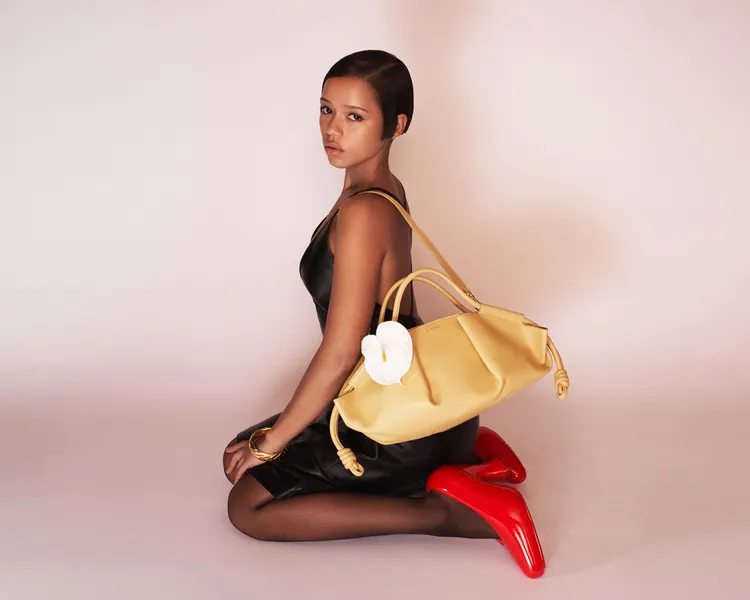 LOEWE 2023春夏女裝系列廣告形象。品牌提供