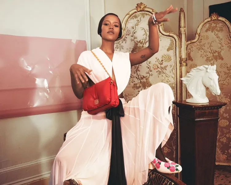 LOEWE 2023春夏女裝系列廣告形象。品牌提供