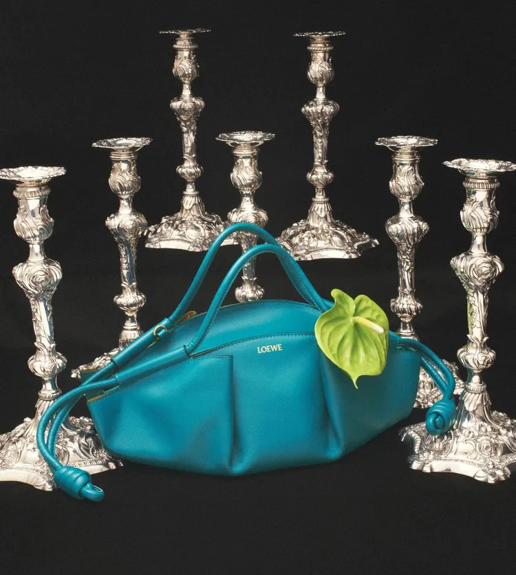 LOEWE 2023春夏系列全新Goya Puffer包款，菱格紋皮革編織賦予細膩豐厚的手感。品牌提供