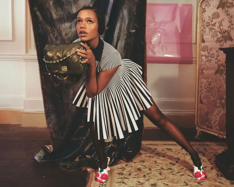 LOEWE 2023春夏女裝系列廣告形象。品牌提供