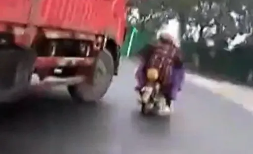 神預言影片!警察:大車轉過來很危險的 勇者大媽讓警告成真