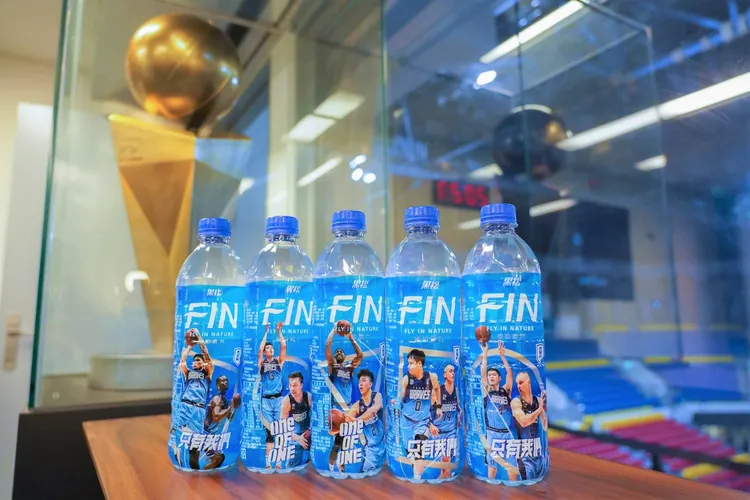 FIN今年攜手P.LEAGUE+二連霸的「臺北富邦勇士籃球隊」聯名推出5款球員限定包裝飲料。業者提供