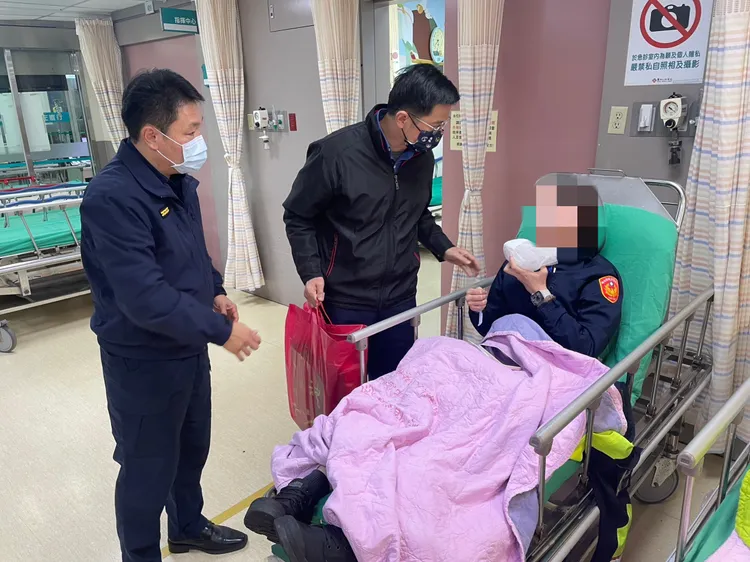 淡水分局長陳保緒、督察組長黃一芳立即到醫院慰問受傷警員。淡水警分局提供