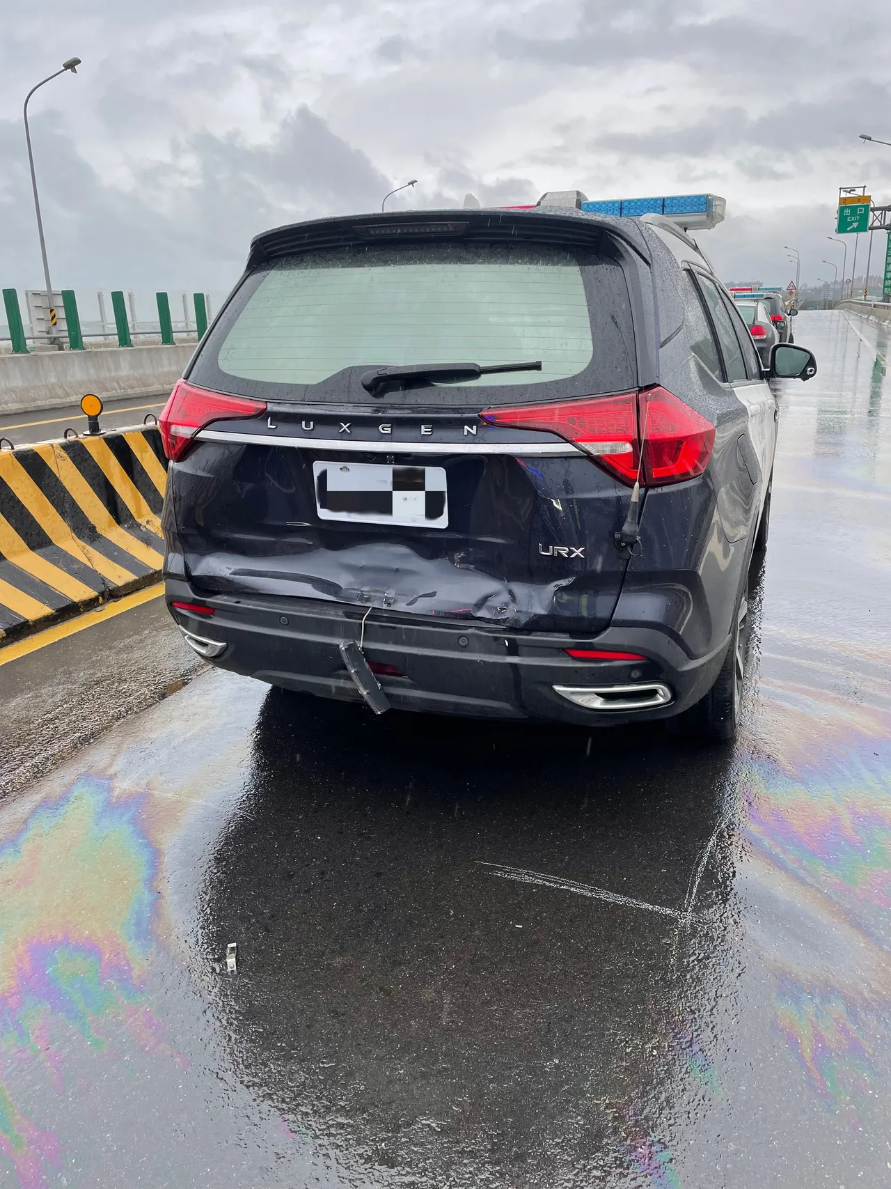 遭追撞的警車。淡水警分局提供