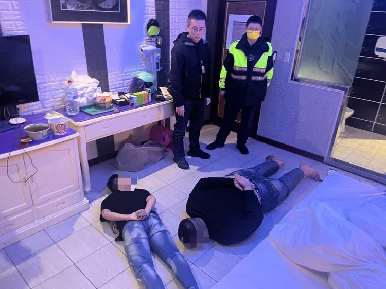 警方到汽車旅館攻堅逮4人。海山警分局提供