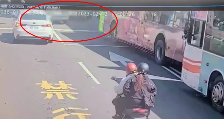 休旅車衝撞騎士。翻攝畫面