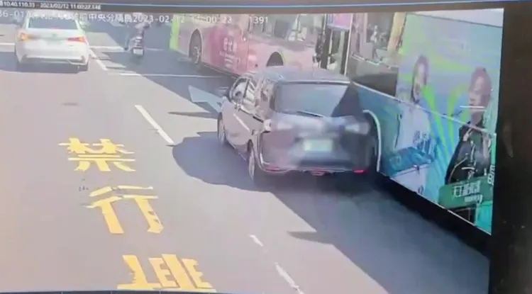 休旅車先擦撞公車。翻攝畫面