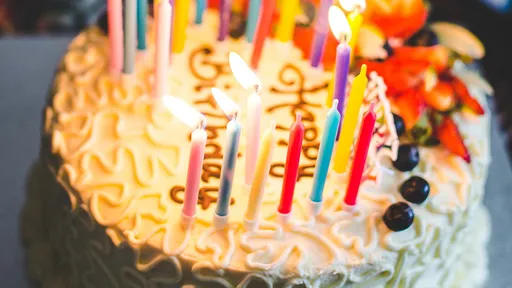 餐廳女服務生超暖幫切蛋糕　顧客感動！直到看見帳單金額大傻眼