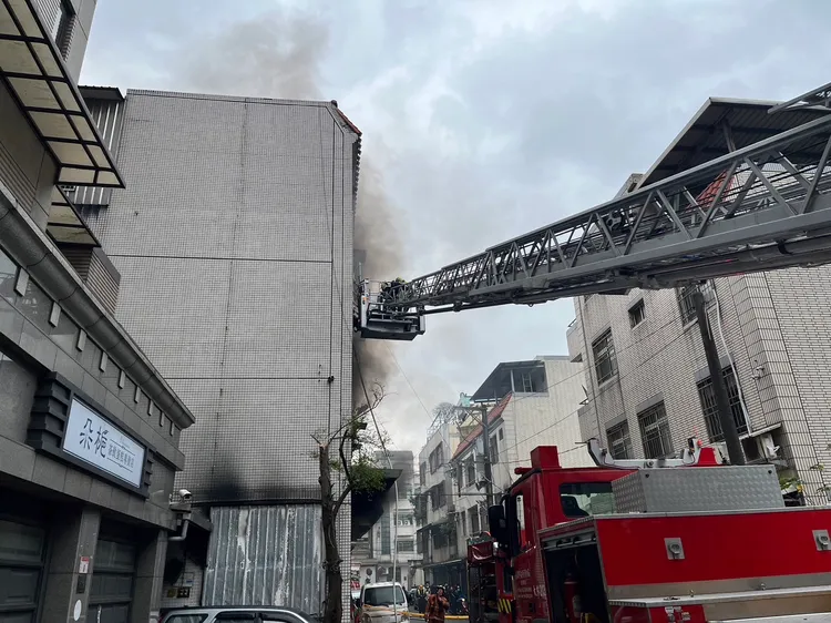警消升起雲梯車救援受困民眾。桃園市消防局提供