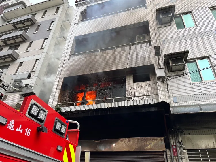火勢往樓上延燒。桃園市消防局提供
