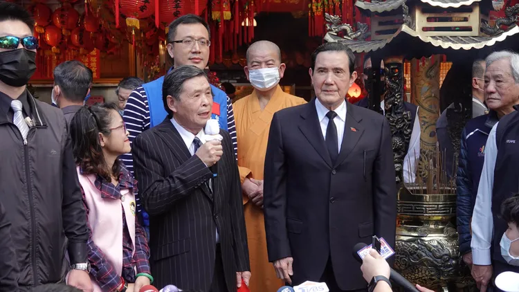 馬英九參加追思活動前，先到一旁的福德宮參拜。彭欣偉攝