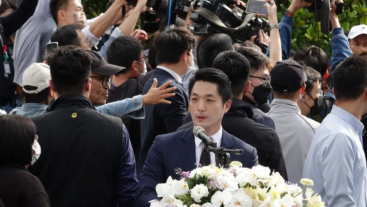 台北市長蔣萬安今和前總統馬英九共赴228公園參加追思活動，但卻遭到示威者抗議。莊宗達攝