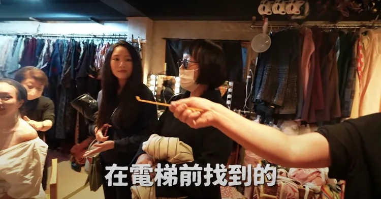 店家稱在電梯前撿到遺失的髮飾。翻攝林嘉凌 薔薔Maze YouTube