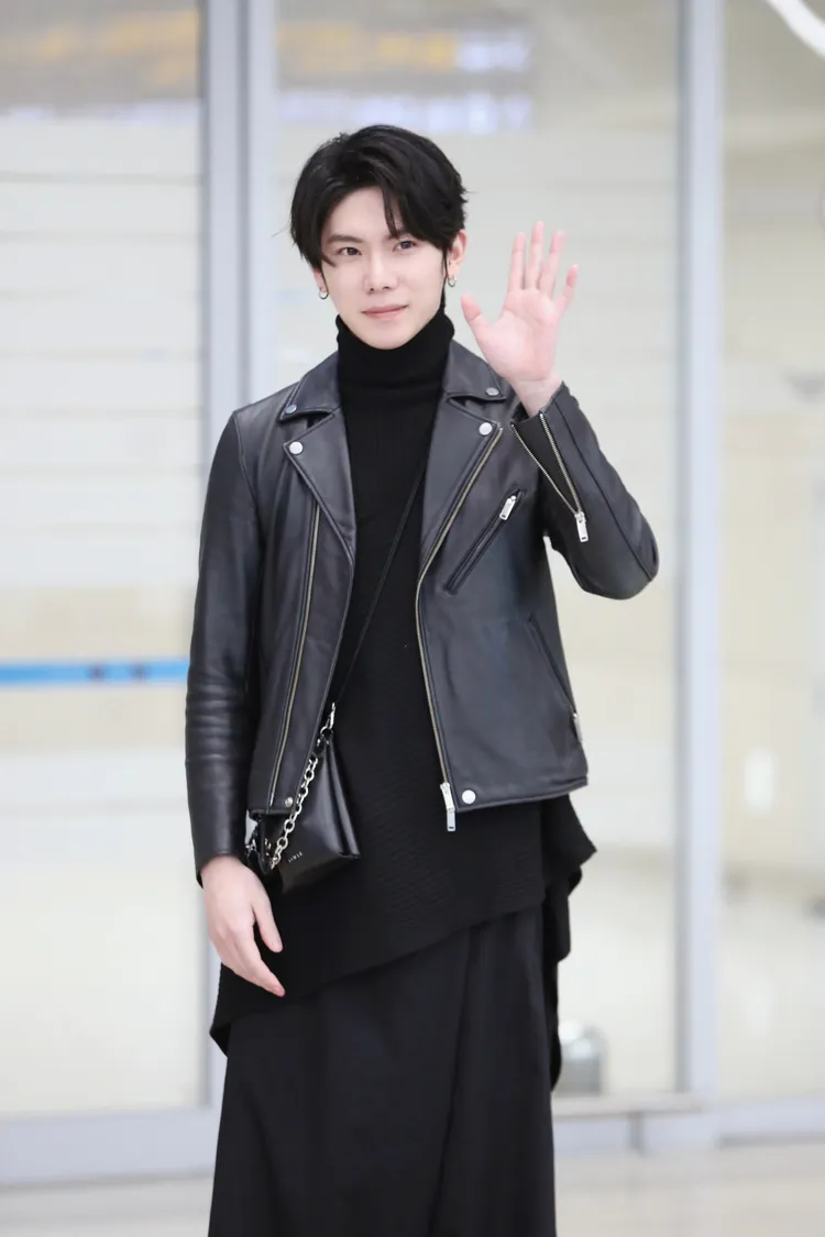 楊宇騰到仁川機場，打扮帥氣時尚。泓康天下提供