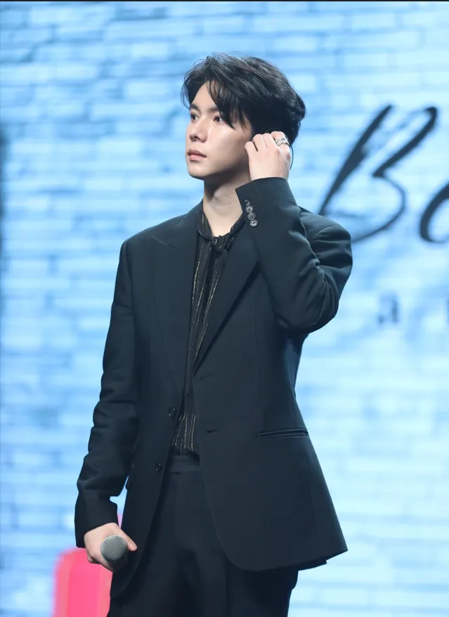 楊宇騰為了見面會準備兩套西裝，第一場穿黑色登場。泓康天下提供