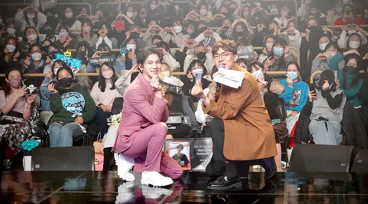 楊宇騰開心在韓國舉辦見面會，開心和全場合照。泓康天下提供