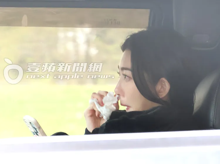 王晴下戲後擦拭眼淚和鼻涕。特勤中心攝