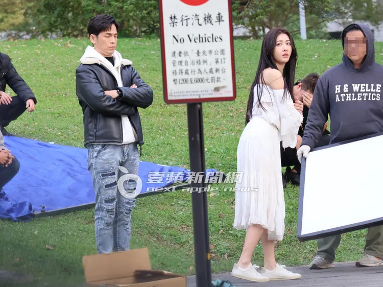 Gino（左起）老神在在的站在一旁，等著被「處女鬼」王晴擁抱。特勤中心攝