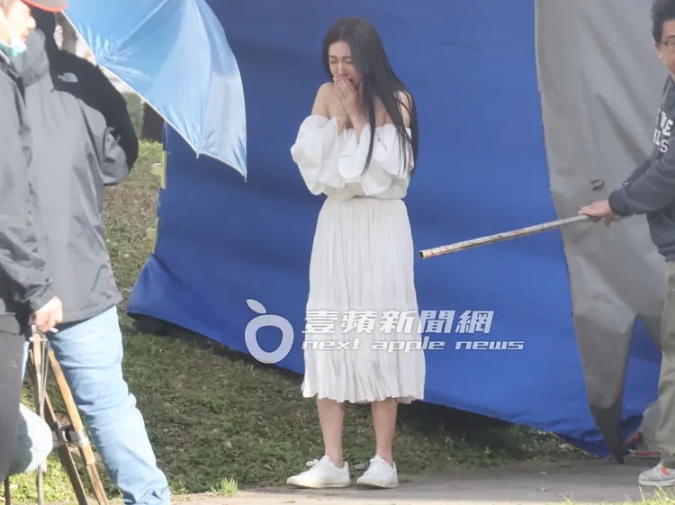 王晴雙手摀著嘴巴痛哭流涕。特勤中心攝