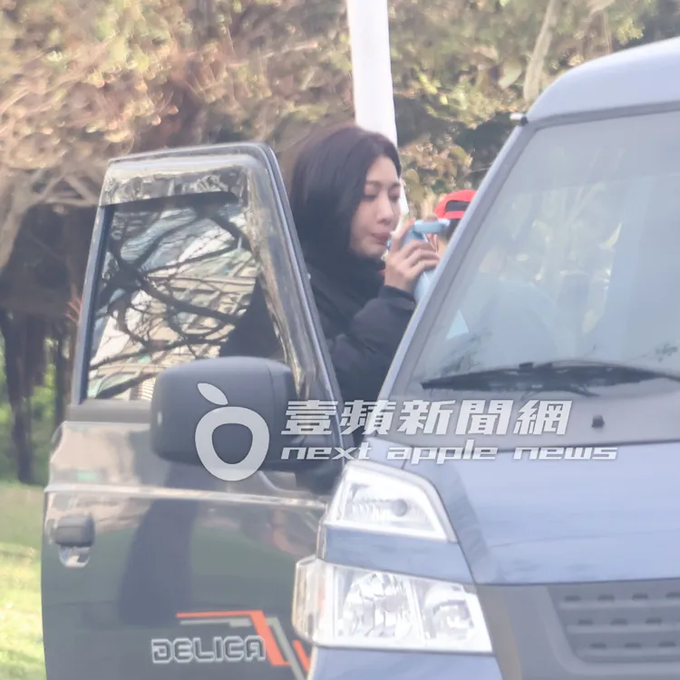 王晴演完哭戲，上車補充水分。特勤中心攝