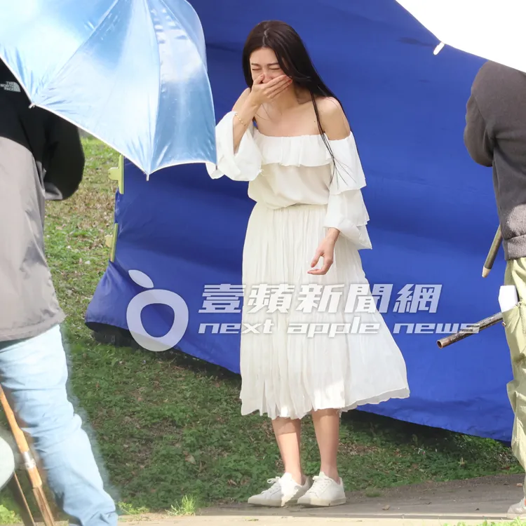王晴再度摀著嘴巴，想掩飾悲傷。特勤中心攝