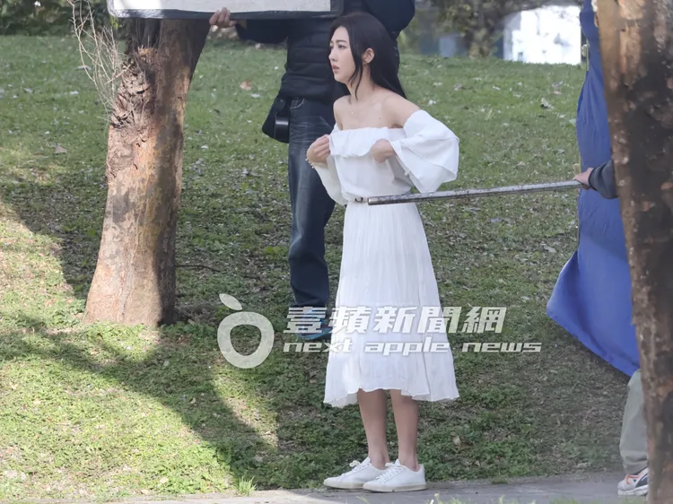 王晴喬內衣怕平口洋裝掉下來。特勤中心攝